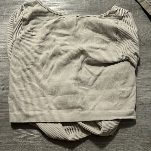 GARAGE SEAMLESS CROP TOP. - Picture 2 of 3